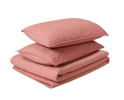 Colcha elegante con diseño bordado.